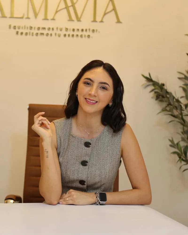 Lic. Paola B. Gambarini Kristen, psicóloga clínica y organizacional de Almavia, sonriendo en la recepción